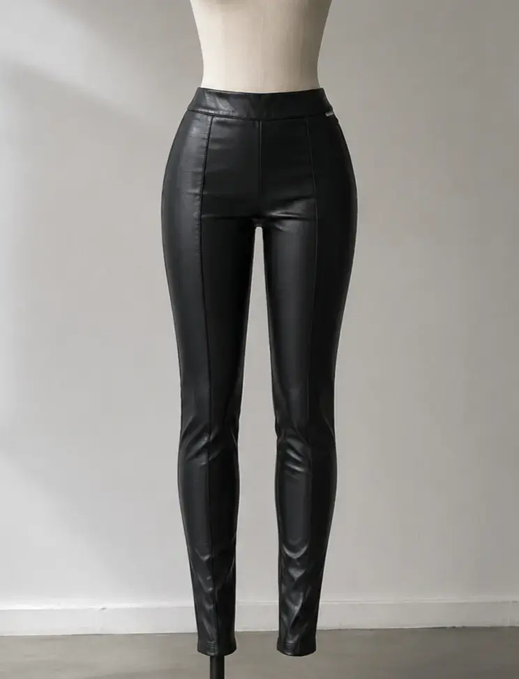 Pantalones Bershka xs de cuero negro mujer