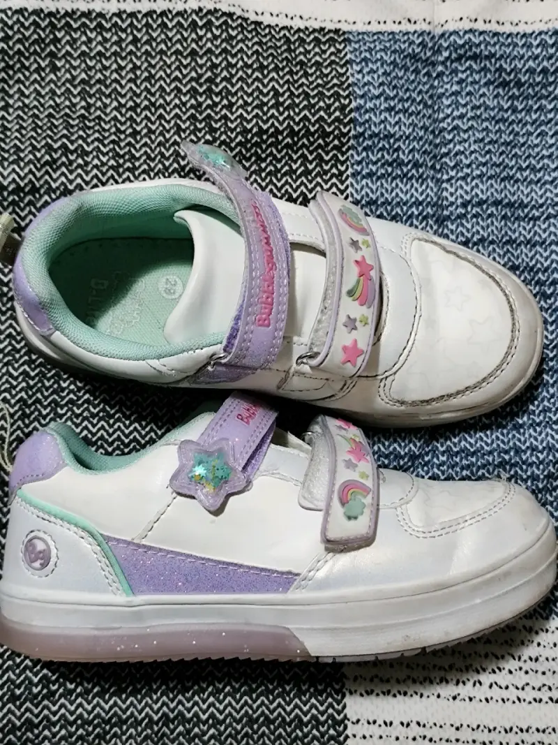 Zapatillas infantiles blancas con velcro y diseño