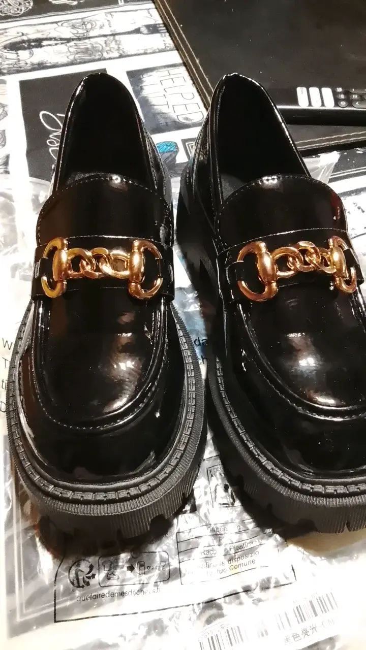 Mocasines negros con detalle dorado - 1