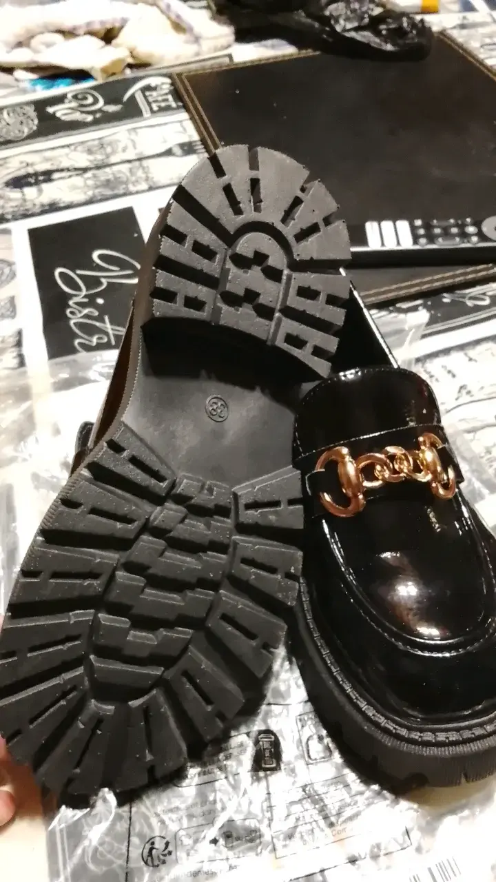 Mocasines negros con detalle dorado - 2