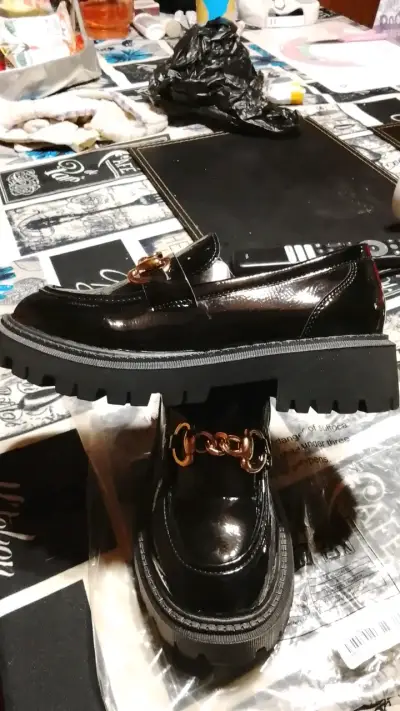 Mocasines negros con detalle dorado - miniatura 3