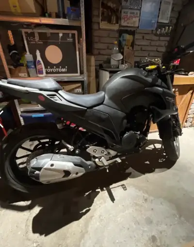 Moto Yamaha FZ en excelente estado - miniatura 5
