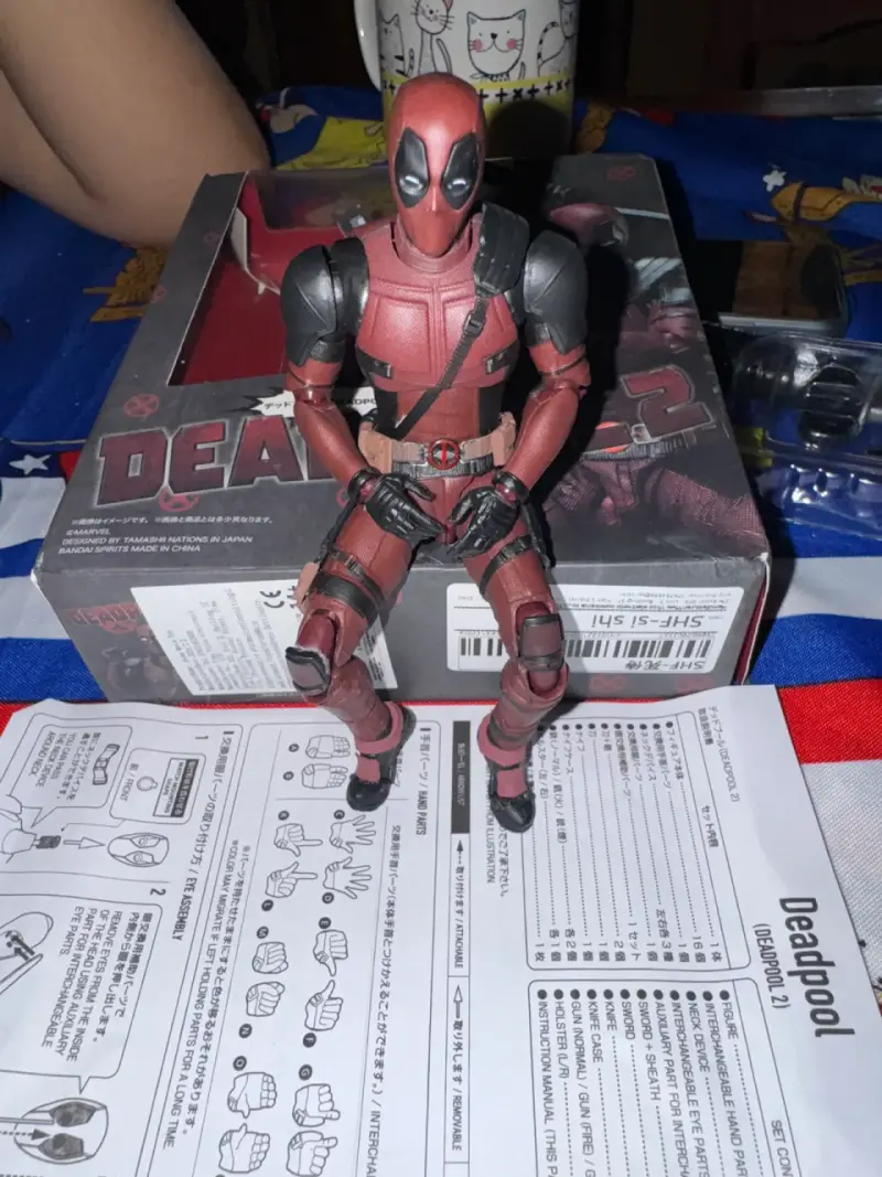 Figura de acción Deadpool con accesorios - 1