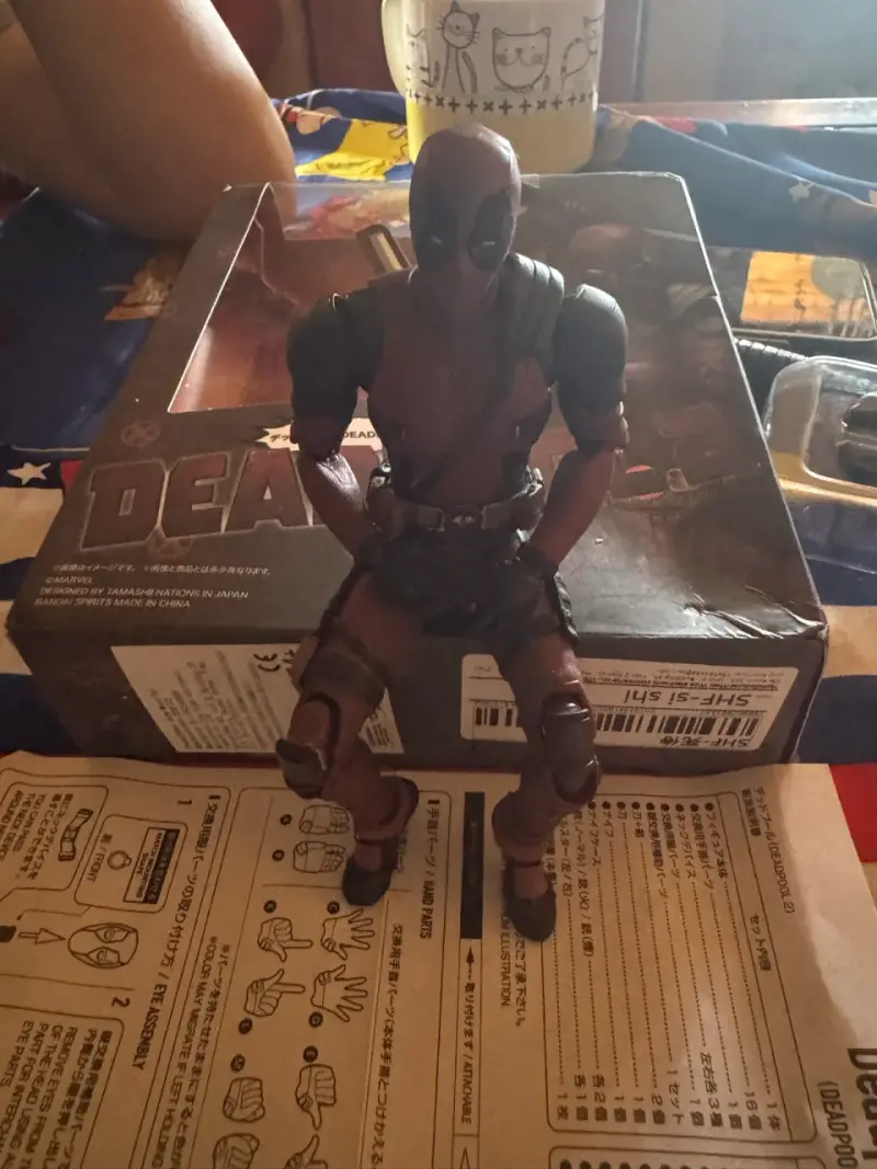 Figura de acción Deadpool con accesorios - 2