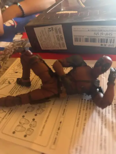 Figura de acción Deadpool con accesorios - miniatura 3