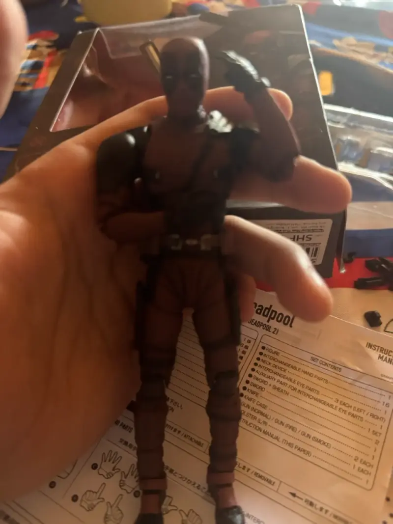 Figura de acción Deadpool con accesorios - 4