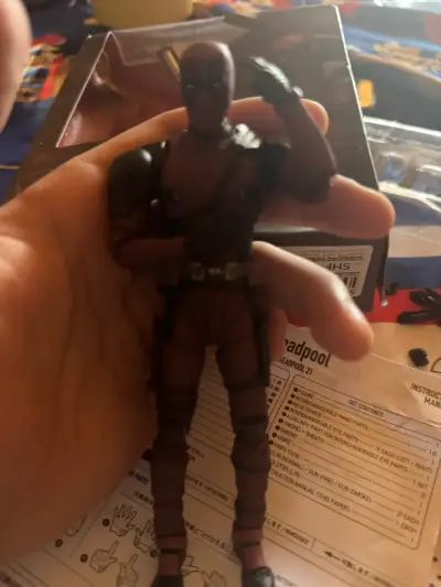 Figura de acción Deadpool con accesorios - miniatura 4