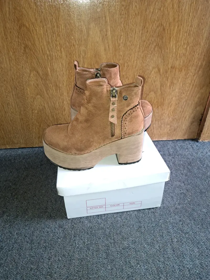 Botines de gamuza con plataforma color camel - 1
