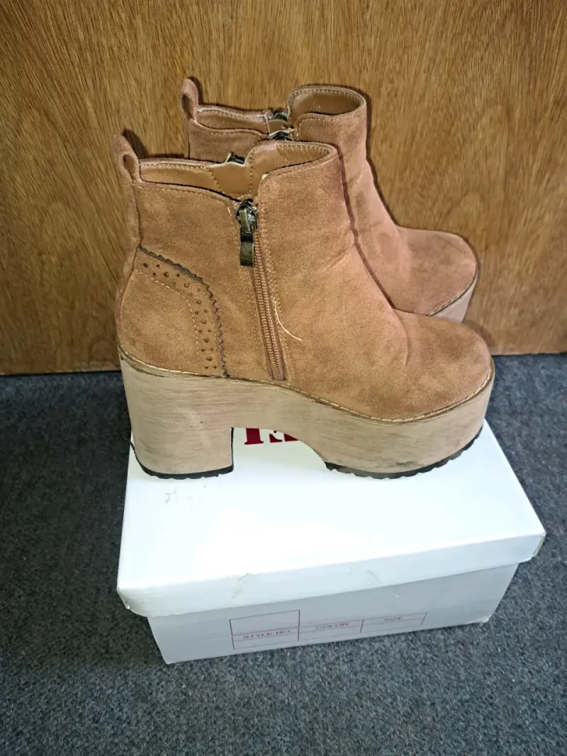Botines de gamuza con plataforma color camel - 2