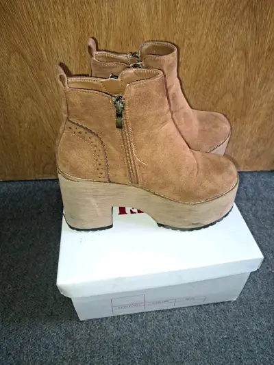 Botines de gamuza con plataforma color camel - miniatura 2
