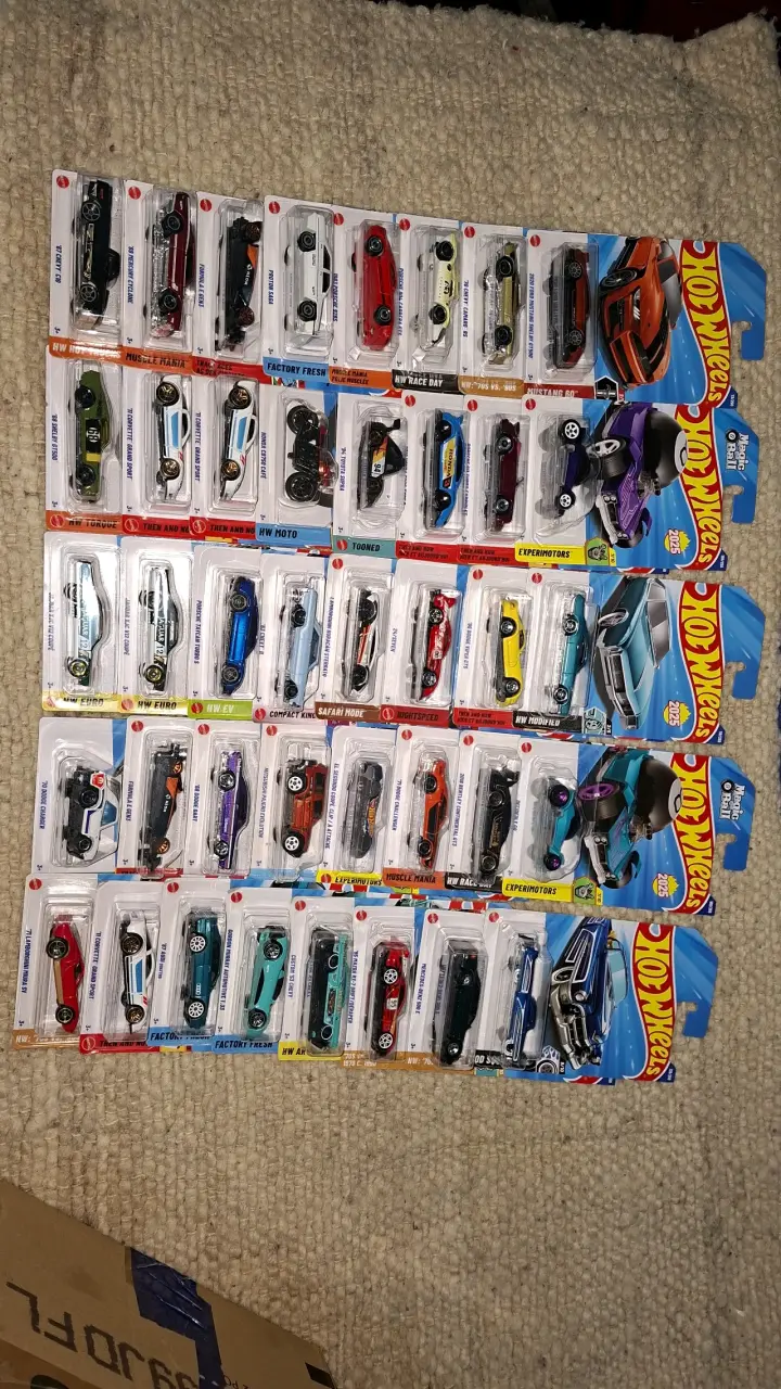 Colección de autos Hot Wheels nuevos en blister