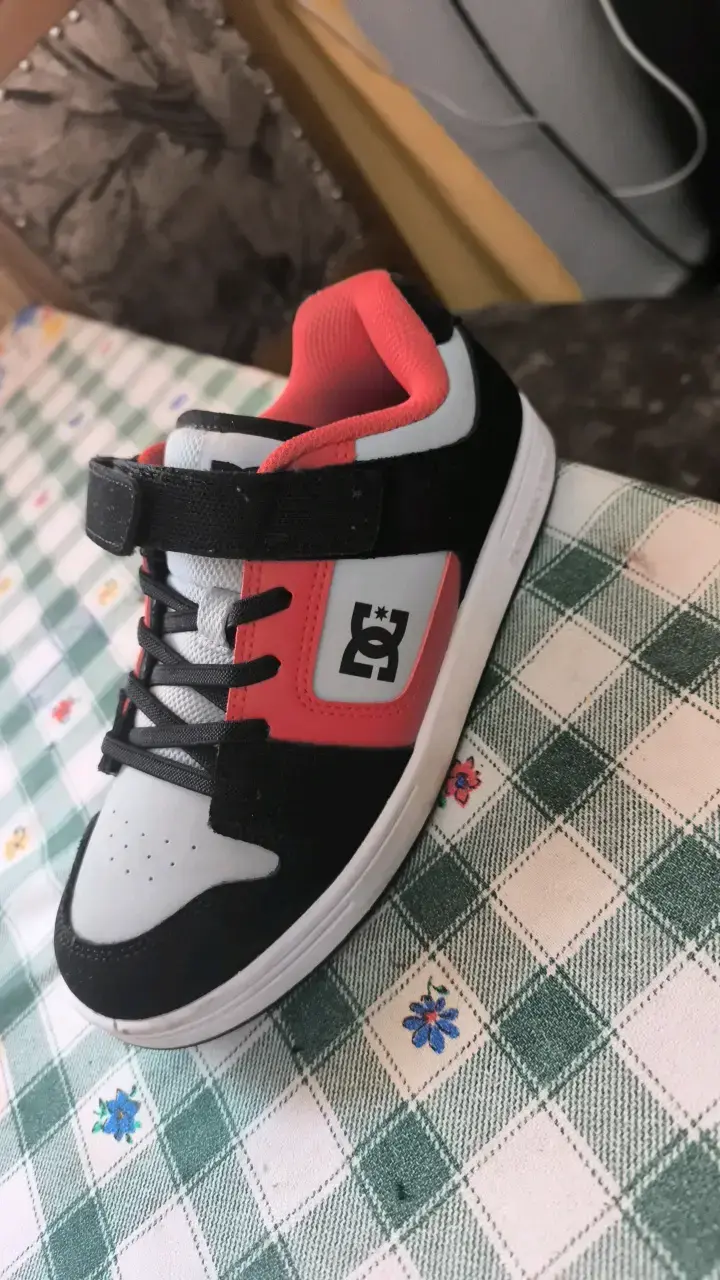 Zapatillas DC Shoes negras y rojas para niños - 1