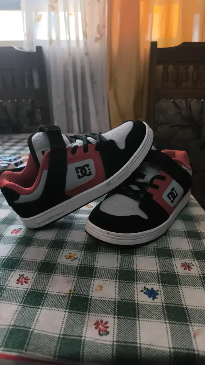 Zapatillas DC Shoes negras y rojas para niños - 2