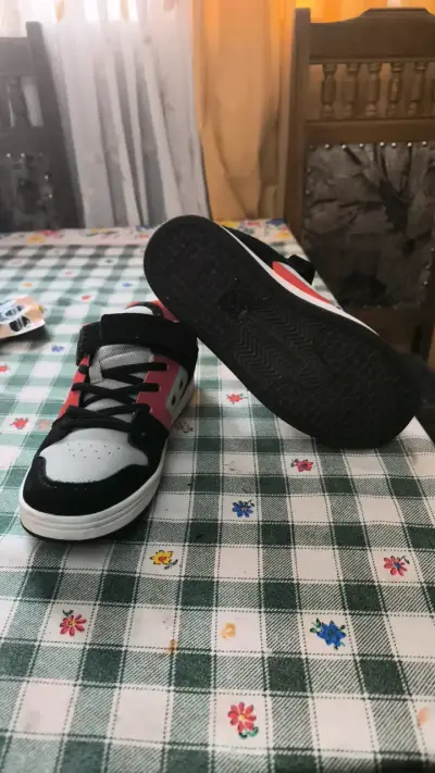 Zapatillas DC Shoes negras y rojas para niños - miniatura 3