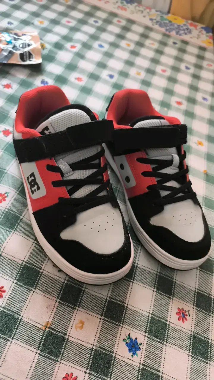 Zapatillas DC Shoes negras y rojas para niños - 4
