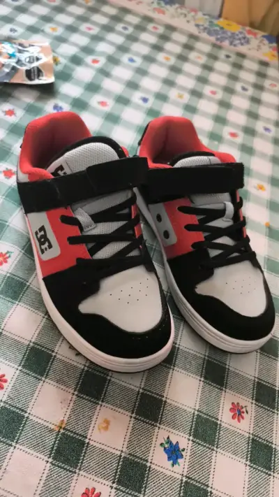 Zapatillas DC Shoes negras y rojas para niños - miniatura 4