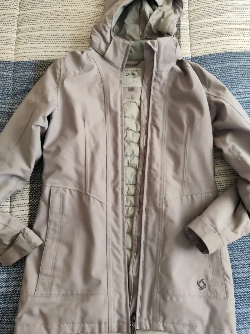 Chaqueta impermeable beige con capucha para mujer