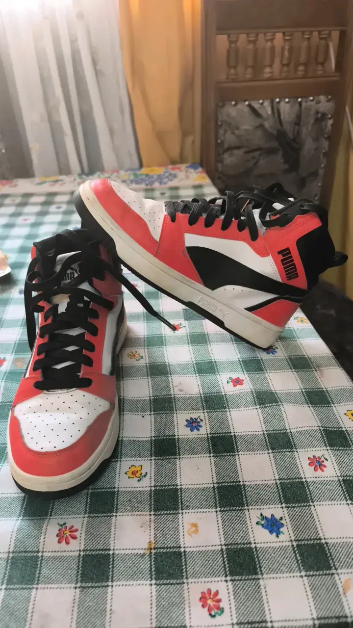 Zapatillas deportivas Puma rojas y blancas - 1