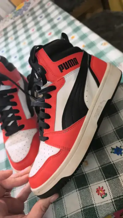 Zapatillas deportivas Puma rojas y blancas - miniatura 2