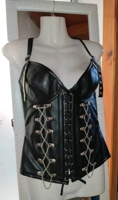 Corset de cuero negro con cadenas - miniatura 1