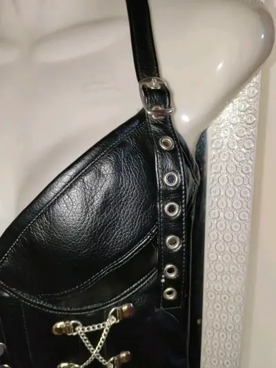 Corset de cuero negro con cadenas - miniatura 2