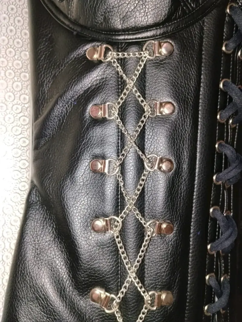 Corset de cuero negro con cadenas - 4