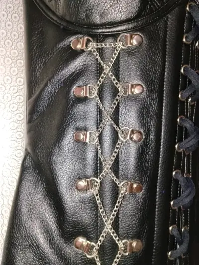 Corset de cuero negro con cadenas - miniatura 4