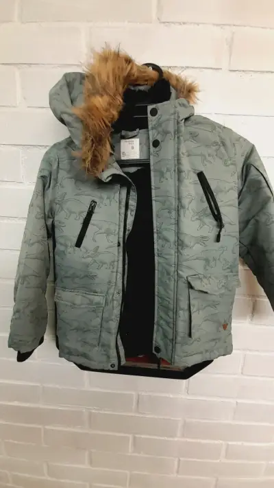 Chaqueta infantil con capucha y diseño de dinosaurios - miniatura 3