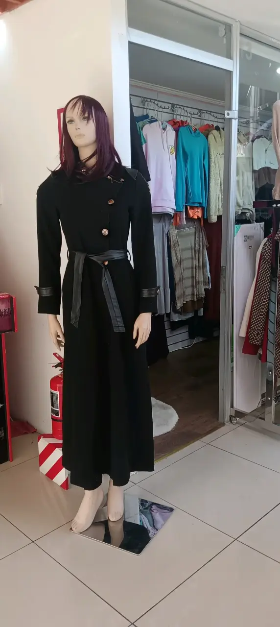 Abrigo largo negro con cinturón para mujer