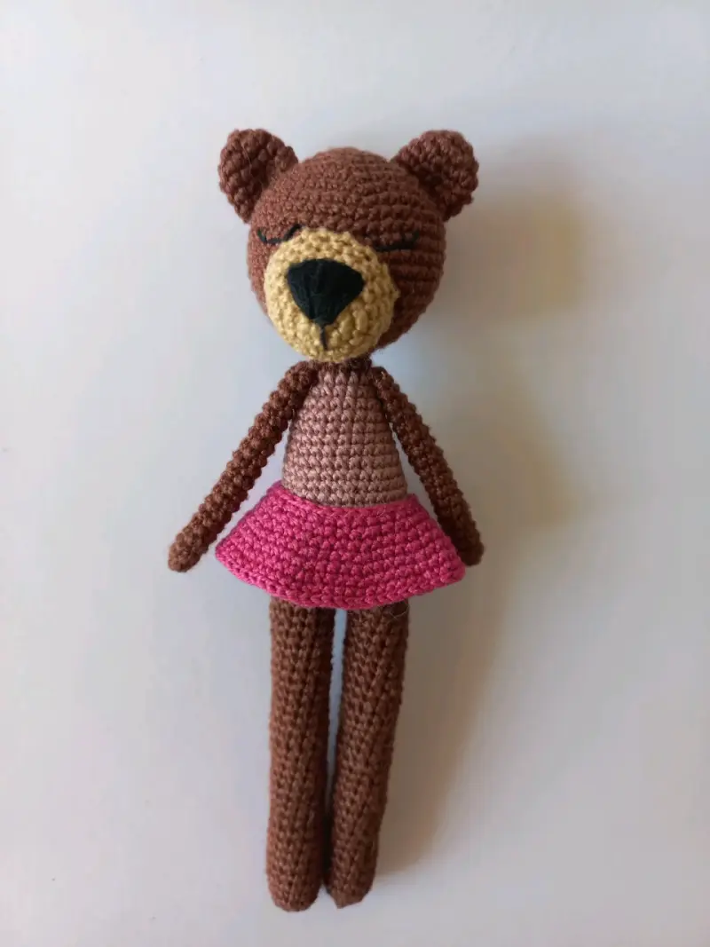 Osito de peluche tejido a mano con falda rosa - 1