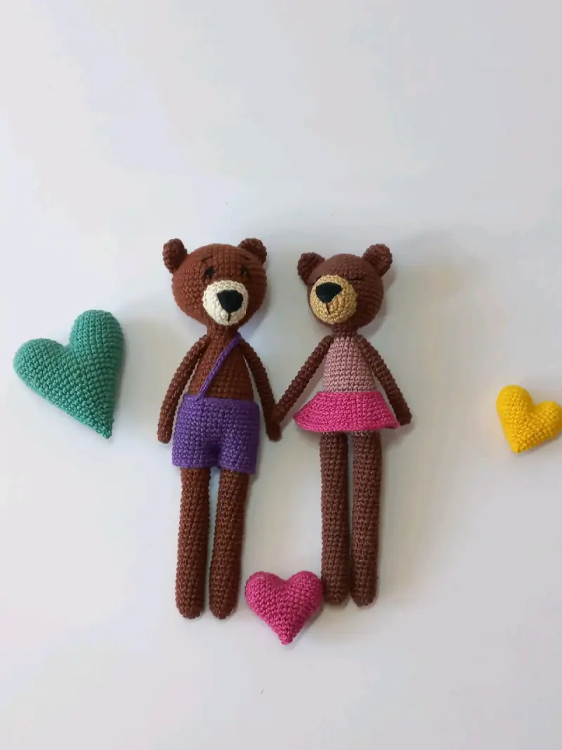 Osito de peluche tejido a mano con falda rosa - 3