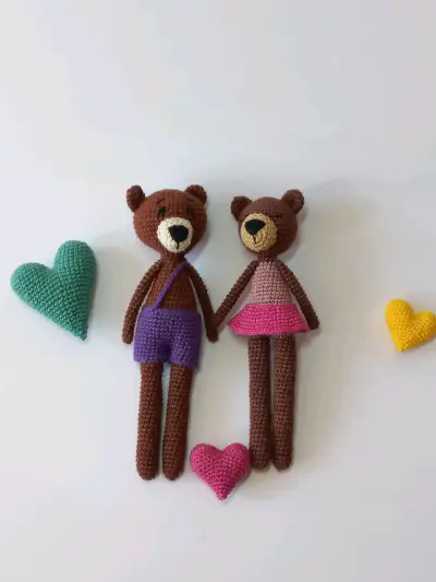 Osito de peluche tejido a mano con falda rosa - miniatura 3