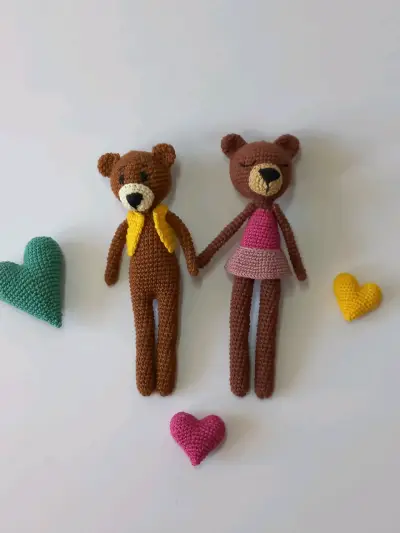 Osito de peluche tejido a mano con falda rosa - miniatura 4