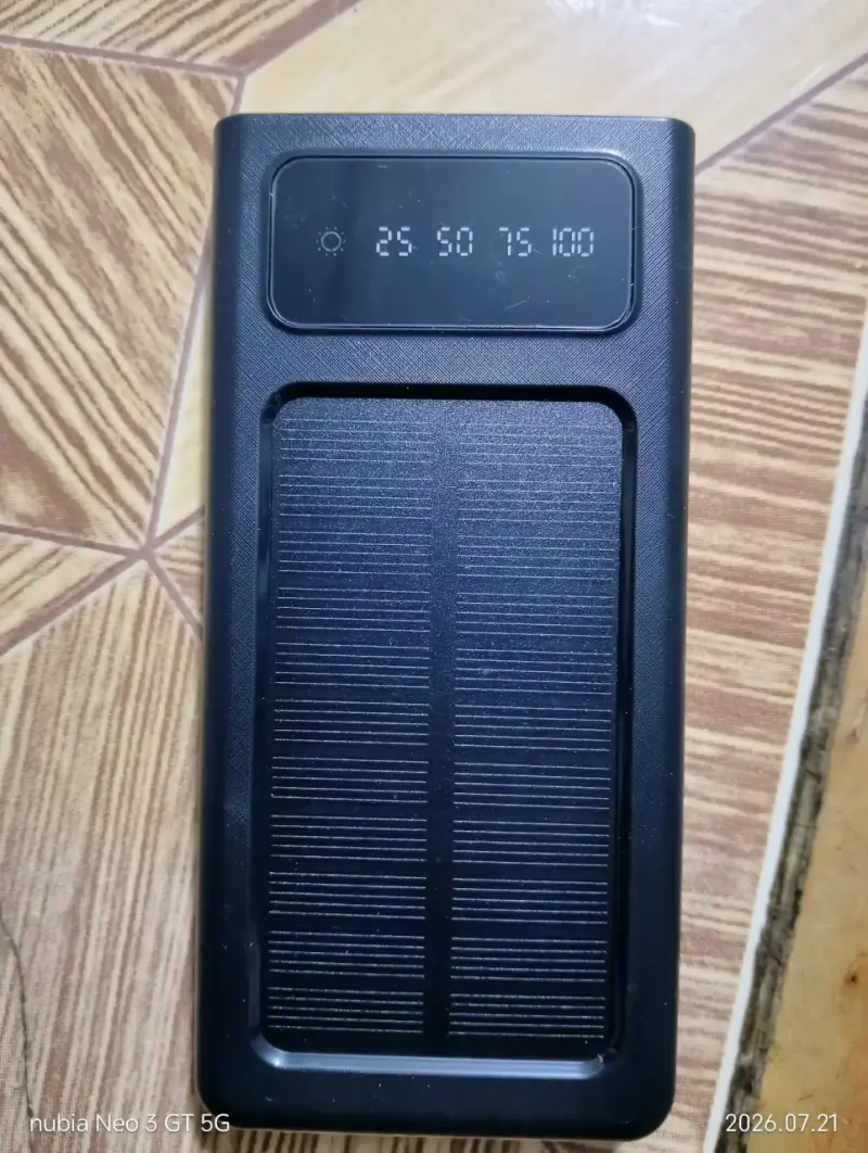 Cargador solar portátil con pantalla LED - 1