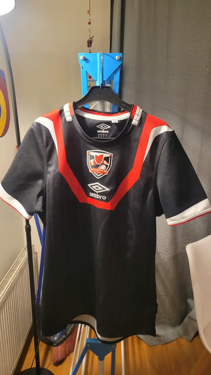 Camiseta deportiva Umbro Selknam negra