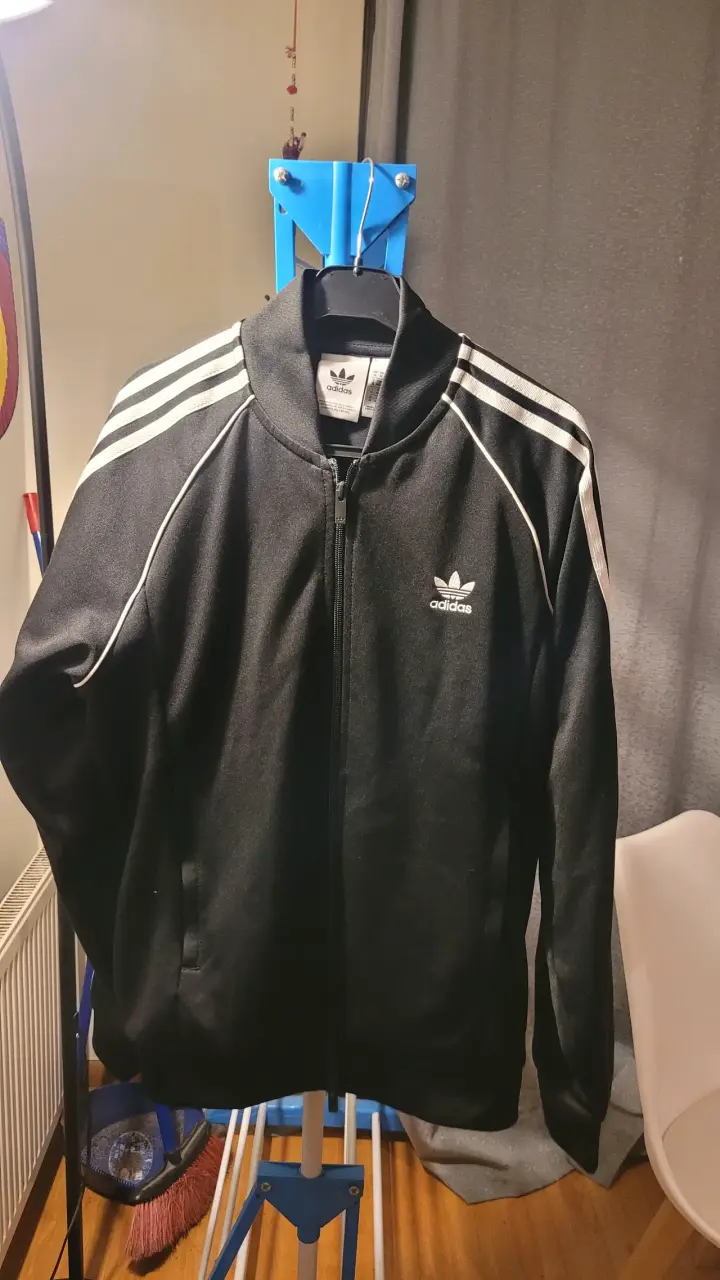Chaqueta deportiva negra Adidas con rayas blancas