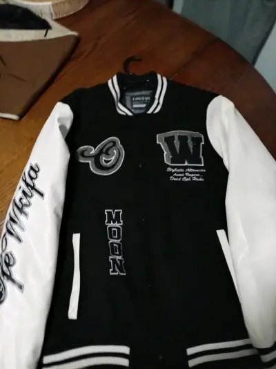 Chaqueta varsity negra y blanca estilo universitar - miniatura 1