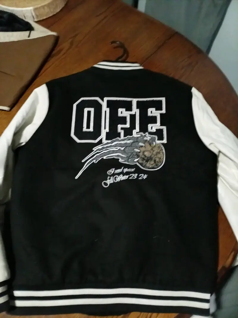 Chaqueta varsity negra y blanca estilo universitar - 2