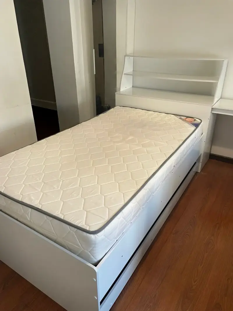 Cama individual con colchón y estantería integrada - 1