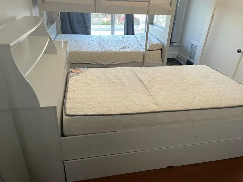 Cama individual con colchón y estantería integrada - 3