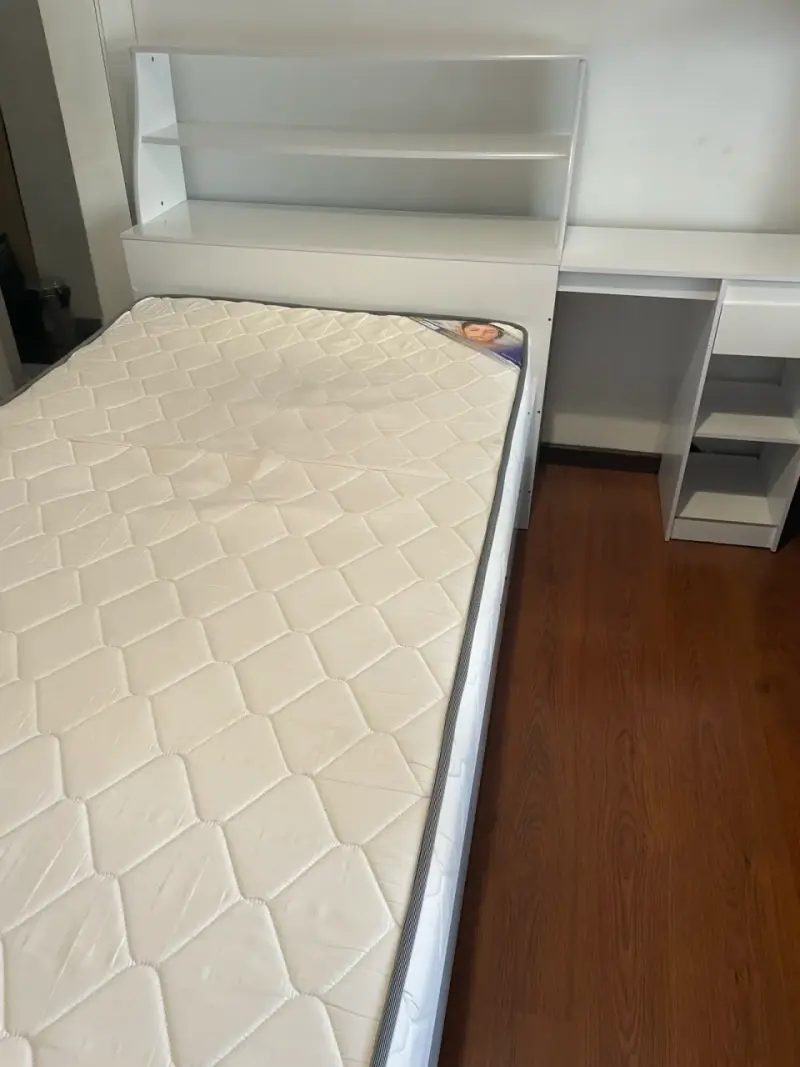 Cama individual con colchón y estantería integrada - 4