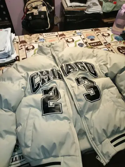 Chaqueta acolchada estilo varsity Chicago 23 - miniatura 2