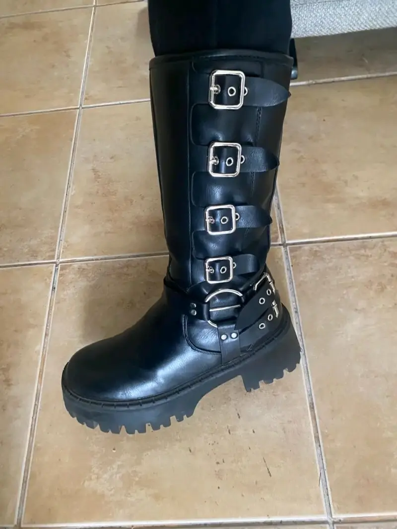 Botas negras de cuero con hebillas metálicas - 1