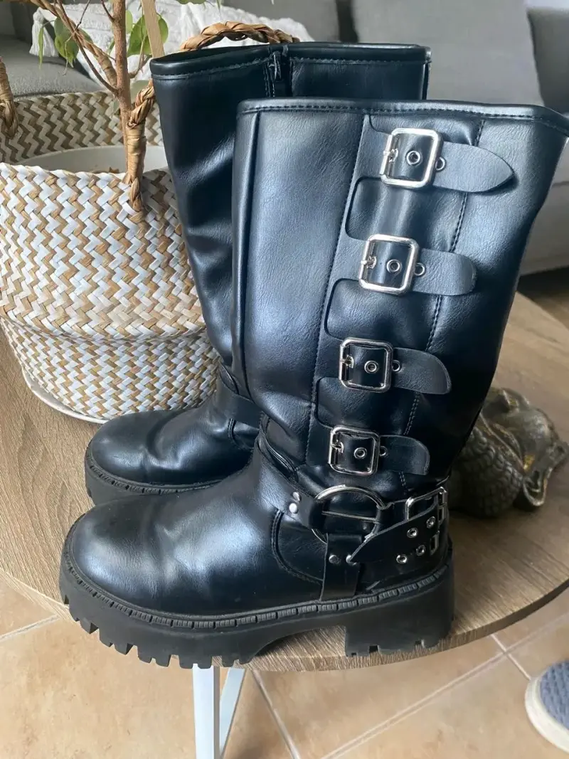 Botas negras de cuero con hebillas metálicas - 2