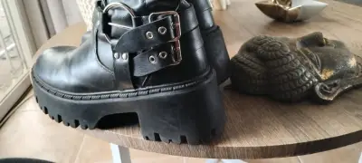 Botas negras de cuero con hebillas metálicas - miniatura 3