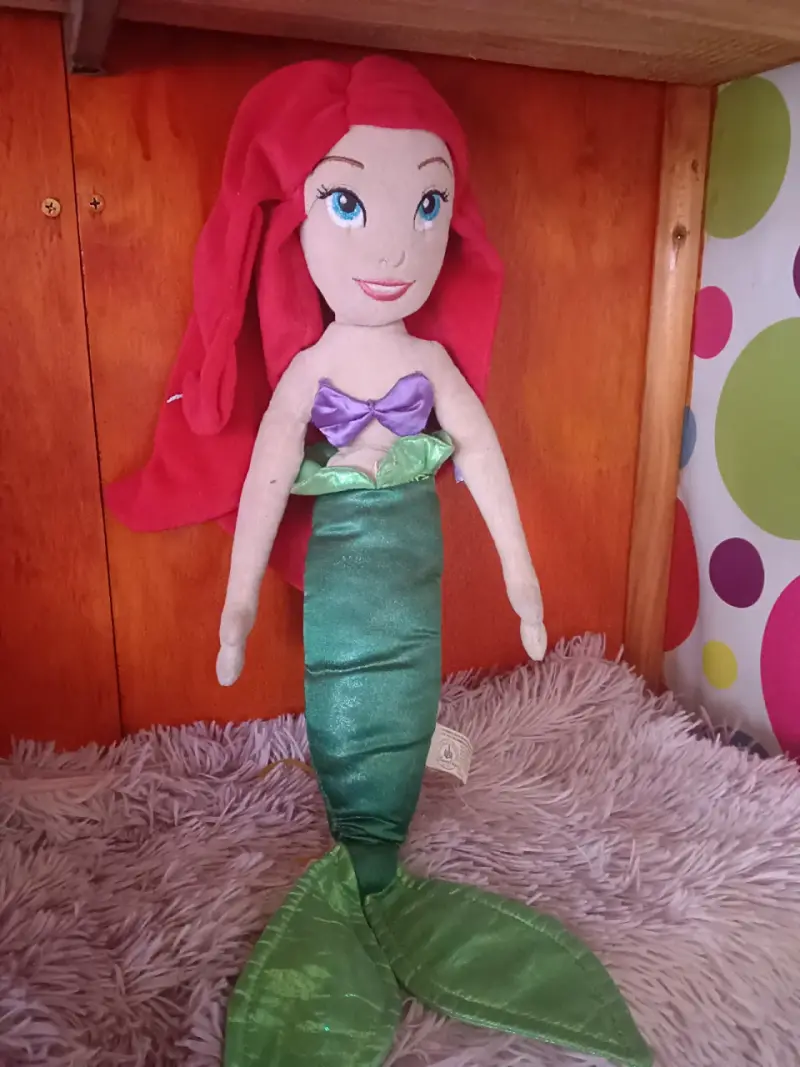 Muñeca de peluche sirena con cabello rojo