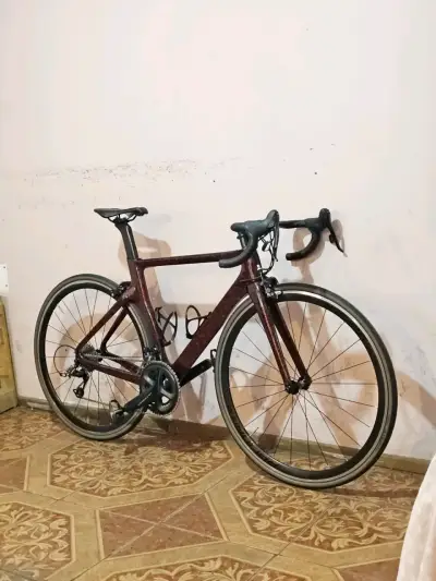 Bicicleta de carretera de carbono en excelente estado - miniatura 1
