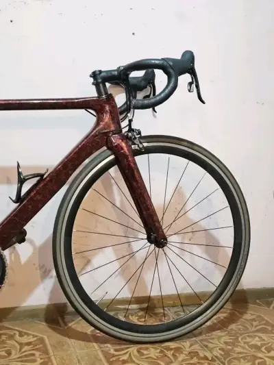 Bicicleta de carretera de carbono en excelente estado - miniatura 2