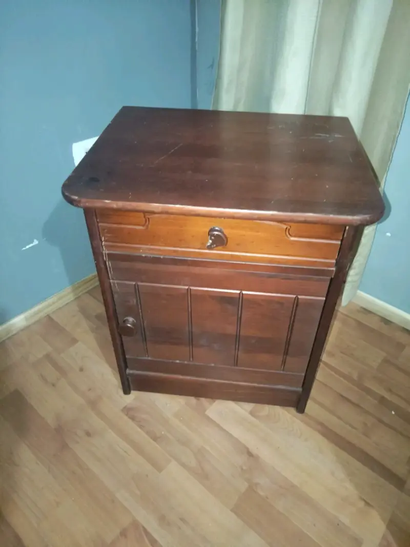 Velador de madera con cajón y puerta - 1