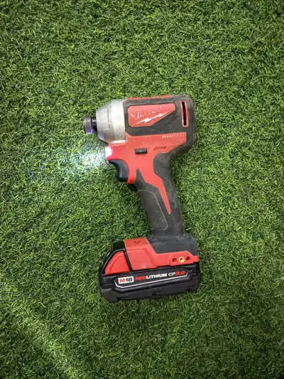 Taladro impacto milwakee - miniatura 1
